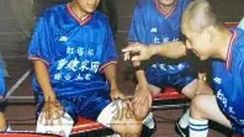 铜梁龙携手黄希扬，定制“中超荣耀归来”纪念围巾——“还你中超，热血再燃！”