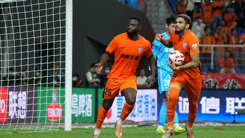 惊天逆袭！哈里-威尔逊极限吊射破热刺防线，富勒姆2-0逆袭夺冠风云再起