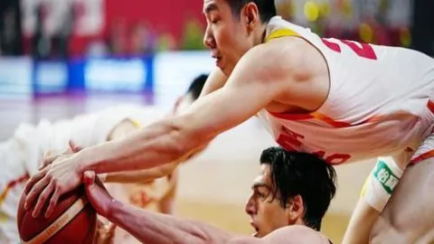 巴黎圣日尔曼力克圣埃蒂安，法甲榜首2-1惊险取胜